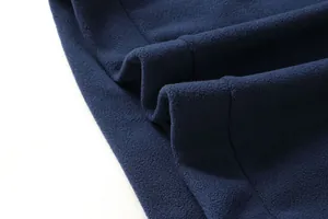Primo piano che mostra la trama spessa e morbida del tessuto pile blu navy scuro