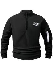 Schwarzes Herren-Fleece-Sweatshirt mit halbem Reißverschluss und US-Flaggen-Aufnäher.
