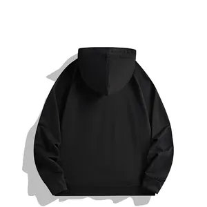 Vista trasera de una sudadera negra con capucha pesada con puños y dobladillo elásticos.