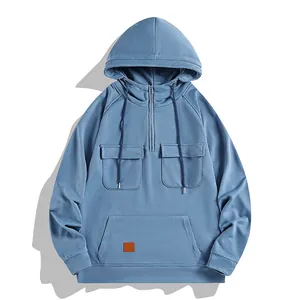 Vista detallada de sudadera con capucha azul para hombre con media cremallera y bolsillos