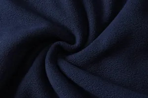 Vista macro della trama del tessuto in pile blu navy spesso per felpa tattica calda