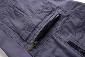 Primer plano de pantalones cortos cargo con múltiples bolsillos y cremallera de bronce.