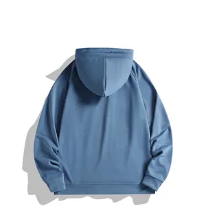 Vista posterior de una sudadera con capucha azul gruesa de calidad para hombre, corte relajado