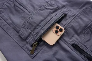 Detalle de bolsillo con cremallera duradero en pantalones cortos cargo para hombre.