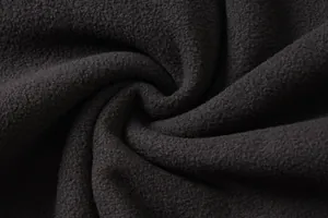 Primo piano dettagliato del tessuto in pile nero che mostra una texture morbida