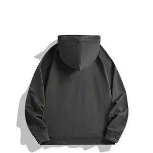 Vista trasera de una sudadera con capucha extragrande gris carbón pesado para hombre