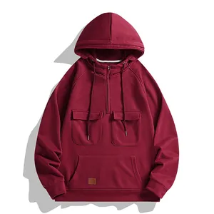 Detalle de la sudadera con capucha retro granate con media cremallera y bolsillos