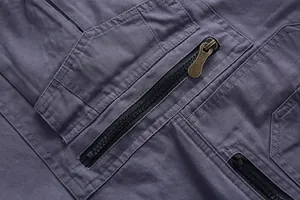 Detalle de los pantalones cortos cargo con cremallera de bronce y tejido de sarga