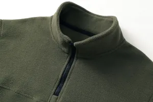 Primo piano di un pullover in pile da uomo verde militare con colletto alla coreana a metà