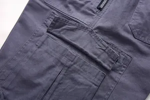 Primer plano de pantalones cortos cargo multibolsillo que muestra la textura y costuras.