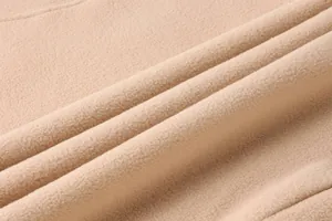 Primo piano della texture della morbida fodera in pile sulla felpa tattica color kaki