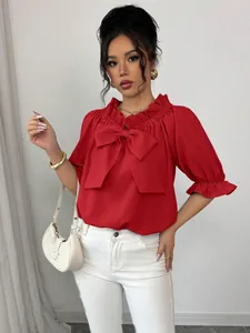 Élégante blouse rouge avec grand nœud et manches lanternes à volants pour l'été
