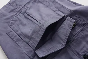 Vista detallada del bolsillo cargo duradero y las costuras en el pantalón corto de hombre