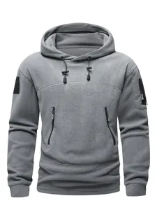 Detailansicht eines hochwertigen taktischen Fleece-Hoodies in Grau mit praktischen Taschen.