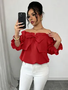 Haut rouge chic à épaules dénudées pour femmes avec un grand nœud et des volants.