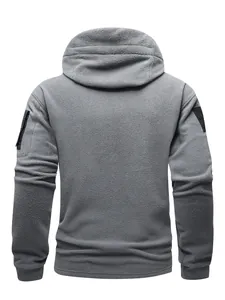 Detaillierte Rückansicht eines grauen taktischen Outdoor-Kapuzen-Fleece-Sweatshirts für Herren