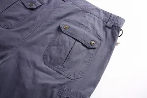 Primer plano del diseño de múltiples bolsillos en pantalones cortos cargo grises