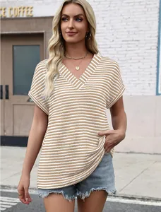 T-shirt casual con scollo a V e maniche corte con strisce cachi e bianche, vestibilità comoda.
