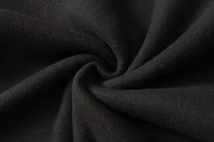 Dettaglio macro della morbida fodera in pile nero per felpa tattica invernale da esterno