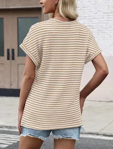 Vista posteriore di una t-shirt a righe in maglia a nido d'ape dallo stile ampio