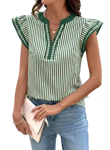 Vista detallada de blusa para mujer con rayas verdes, cuello en V y elegantes mangas de volantes
