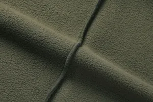 Dettagliata inquadratura ravvicinata di pile verde oliva con trama di materiale calda.