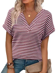 Dettaglio t-shirt donna con scollo a V a righe con trama testurizzata a nido d'ape