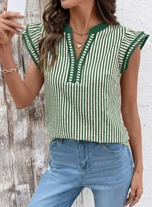 Detalle del cuello en V y las mangas con volantes de una blusa de rayas verdes moda