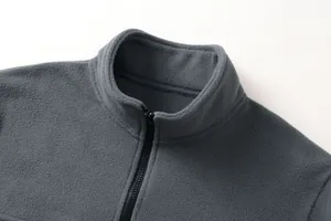 Dettaglio del colletto alla coreana e della cerniera di una felpa da uomo in pile grigio