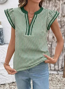 Primer plano de una blusa de rayas verdes con cuello de pico y mangas de volante
