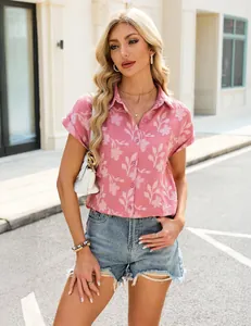 Vue détaillée d'une chemise jacquard rose à manches courtes avec texture florale d'été