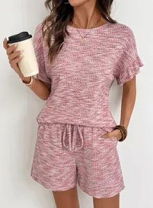 Dettaglio del set coordinato top a maniche corte e pantaloncini in maglia a nido d'ape