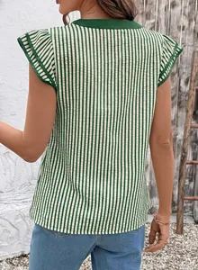 Detalle de la vista trasera de una camisa de rayas verdes y blancas con mangas volantes