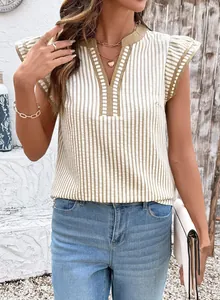 Detalle de la blusa a rayas con escote en V y elegantes mangas de mariposa