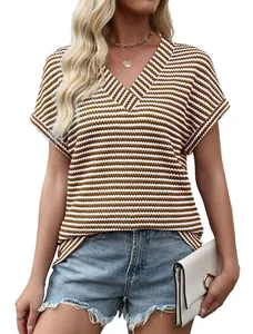 Dettaglio ravvicinato di t-shirt da donna con scollo a V, a righe in maglia testurizzata