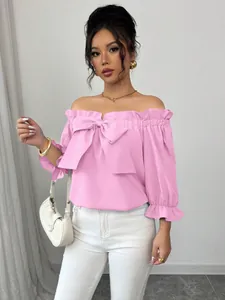 Élégante blouse rose à épaules dénudées avec bordure à volants et un grand nœud