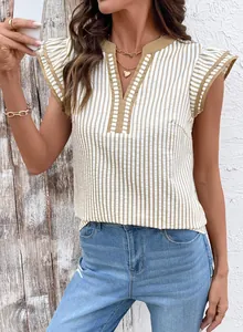 Detalle de una camisa de rayas para mujer con cuello en V, mangas de volantes y ribete a color