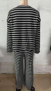 Vista posteriore dettagliata di un set a righe bianche e nere con maglia lunga e pantaloni