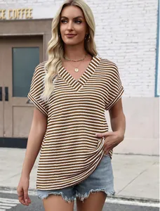 T-shirt casual da donna a righe con scollo a V e maglia a nido d'ape marrone e bianca.