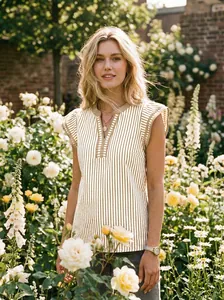 Elegante camisa sin mangas con cuello en V, rayas verticales y mangas de mariposa
