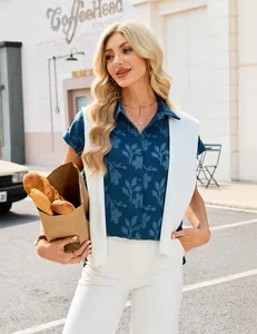Détail d'un élégant chemisier jacquard bleu à manches courtes avec motifs de feuilles