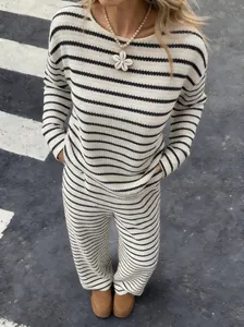 Dettaglio completo a righe da donna con maglia a maniche lunghe e dei pantaloni