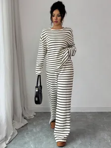 Completo in maglia a due pezzi a righe bianche e nere con maglia a maniche lunghe e pantaloni.