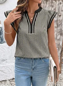 Detalle de la blusa de rayas con cuello en V y mangas mariposa con volantes