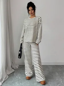 Completo due pezzi a righe bianche e nere da donna, maglione e pantaloni a gamba larga