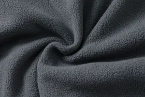 Dettaglio macro che mostra la consistenza del tessuto in pile polare grigio morbido e caldo