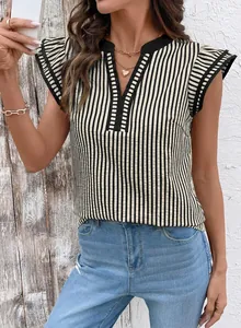 Detalle de blusa de rayas con cuello en V y mangas de mariposa, estilo casual chic.