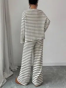 Vista posteriore di un elegante set loungewear a righe bianche e nere per l'autunno