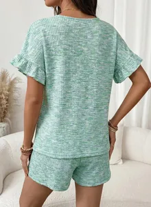 Vista posteriore del set estivo in maglia waffle verde con top a volant e pantaloncini