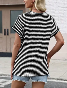 Vista posteriore di una t-shirt a righe con maniche corte e trama a nido d'ape
